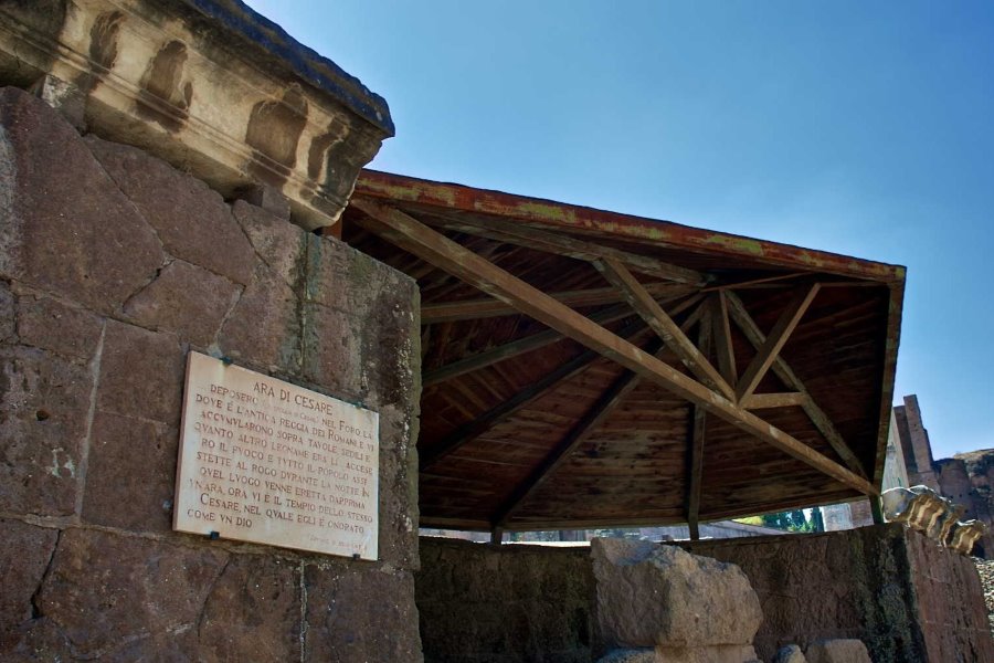 Roma, Tanrılaştırılmış Julius Sezar Tapınağı