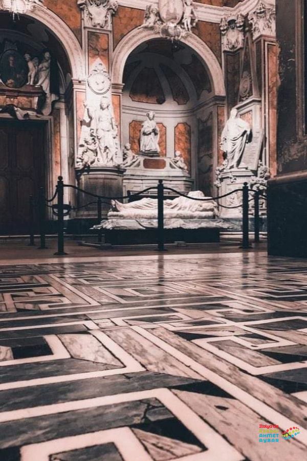 Napoli, Sansevero Örtülü İsa Heykeli