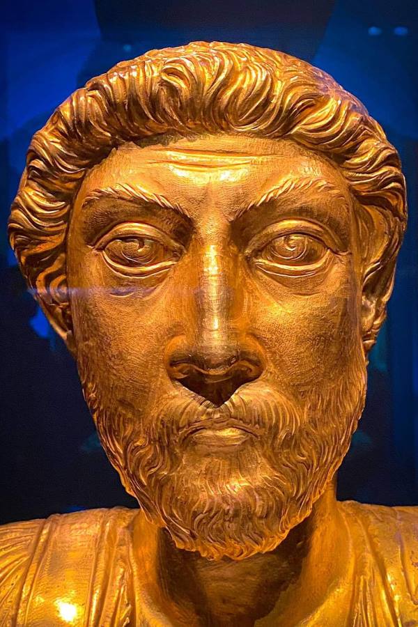 Marcus Aurelius, Altın Büstü