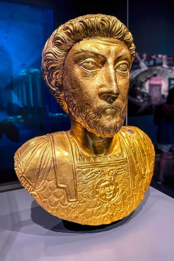 Marcus Aurelius, Altın Büstü