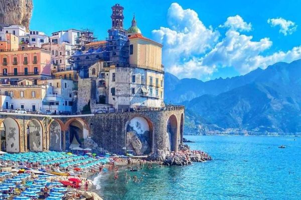 Amalfi yakınlarında Atrani'de bir Plaj İtalya Amalfi, Atrani