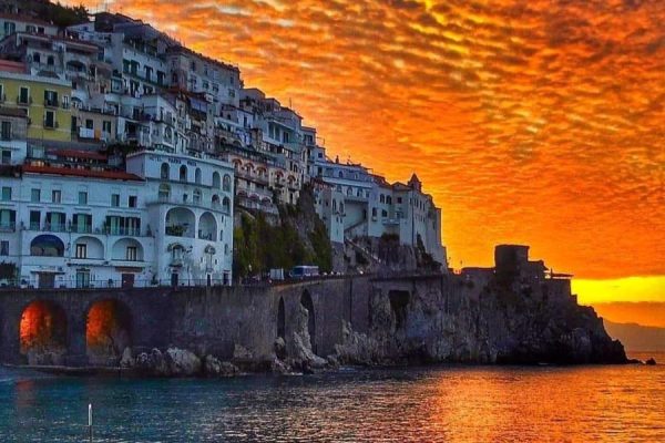 Amalfi yakınlarında Atrani'de Günbatımı İtalya Amalfi, Atrani