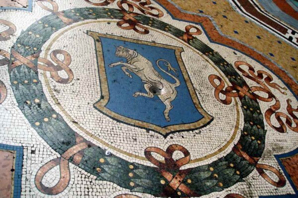 Milano & İçten Galleria Vittorio Emanuele II Boğası İtalya Milano