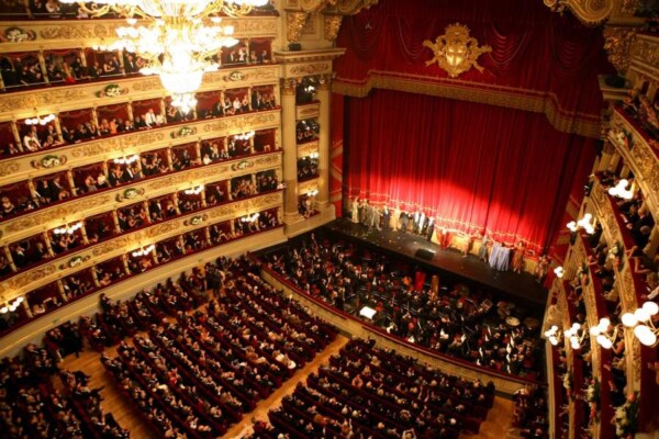 Milano & İçten Teatro La Scala (La Scala Tiyatrosu) İtalya Milano