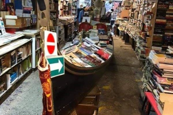 Venedik & Gondollu Kitap Evi İtalya Venedik